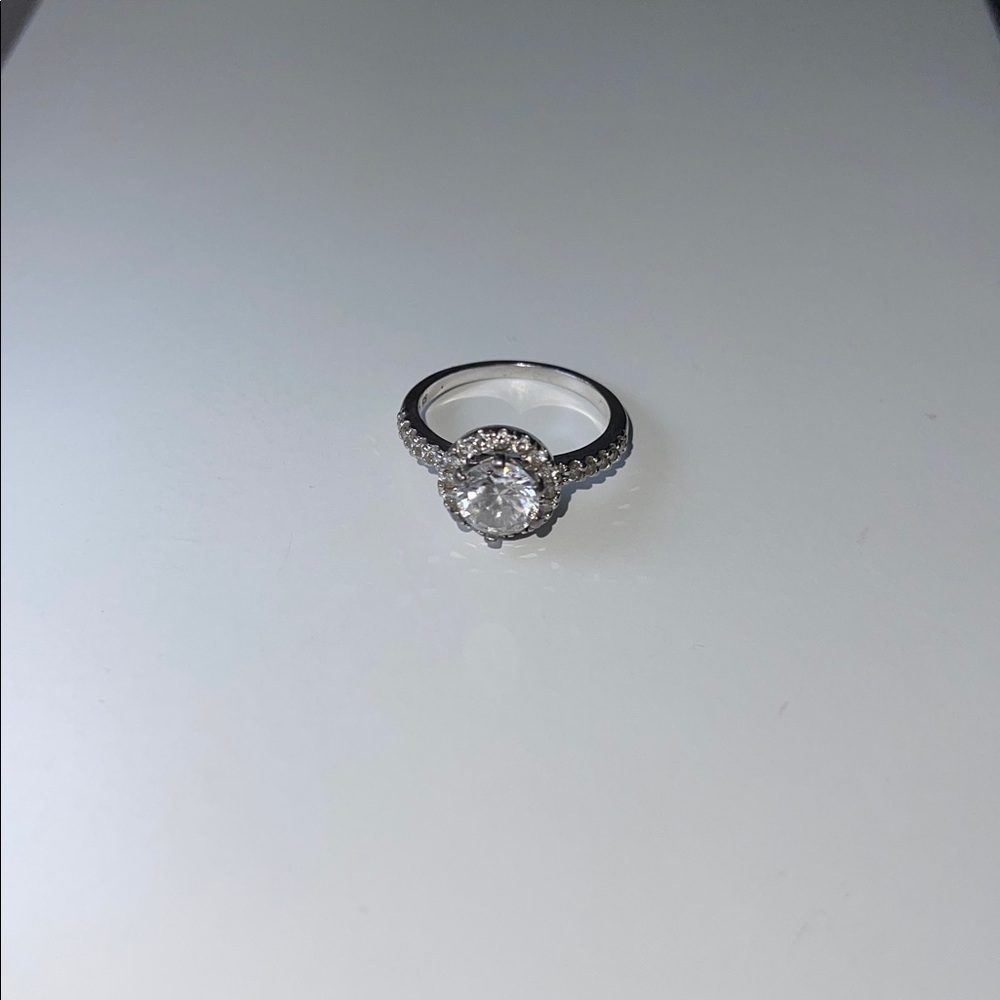 925 Elegant Halo Ring with Clear Gemstones. Size 7.